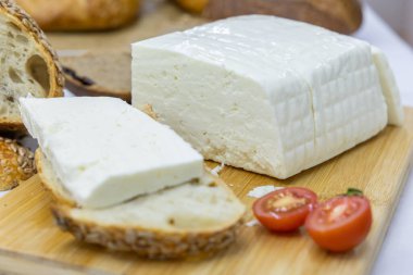 Tahta Kesme Tahtasındaki Taze Beyaz Peynir Bloğu.