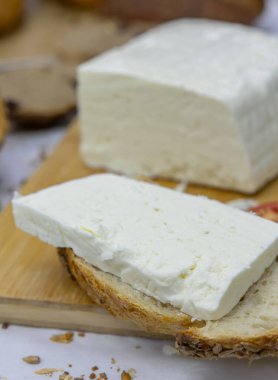 Tahta Kesme Tahtasındaki Taze Beyaz Peynir Bloğu.