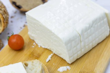 Tahta Kesme Tahtasındaki Taze Beyaz Peynir Bloğu.