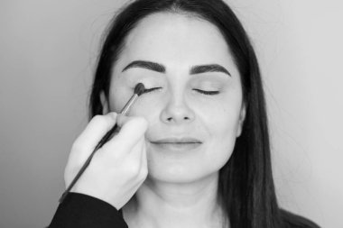 Bir güzellik salonunda profesyonel makyaj ve kuaförlük yaparken önemli bir role hazırlanan zarif bir aktris.