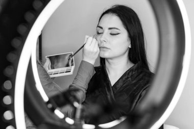 Bir güzellik salonunda profesyonel makyaj ve kuaförlük yaparken önemli bir role hazırlanan zarif bir aktris.