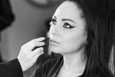 Bir güzellik salonunda profesyonel makyaj ve kuaförlük yaparken önemli bir role hazırlanan zarif bir aktris.