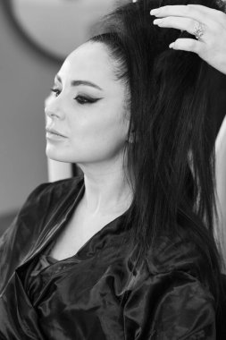 Bir güzellik salonunda profesyonel makyaj ve kuaförlük yaparken önemli bir role hazırlanan zarif bir aktris.