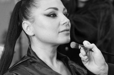 Bir güzellik salonunda profesyonel makyaj ve kuaförlük yaparken önemli bir role hazırlanan zarif bir aktris.