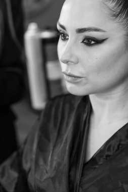 Bir güzellik salonunda profesyonel makyaj ve kuaförlük yaparken önemli bir role hazırlanan zarif bir aktris.