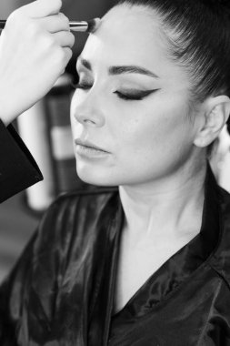 Bir güzellik salonunda profesyonel makyaj ve kuaförlük yaparken önemli bir role hazırlanan zarif bir aktris.