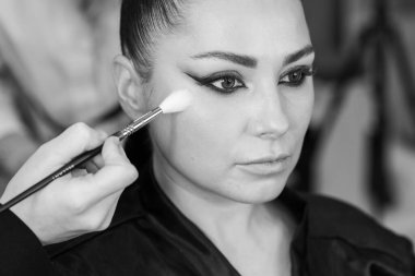 Bir güzellik salonunda profesyonel makyaj ve kuaförlük yaparken önemli bir role hazırlanan zarif bir aktris.