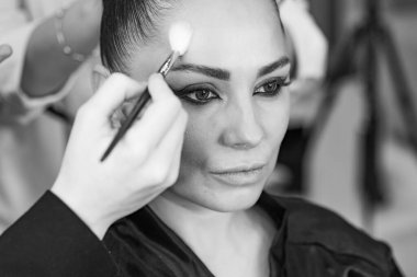 Bir güzellik salonunda profesyonel makyaj ve kuaförlük yaparken önemli bir role hazırlanan zarif bir aktris.