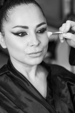 Bir güzellik salonunda profesyonel makyaj ve kuaförlük yaparken önemli bir role hazırlanan zarif bir aktris.