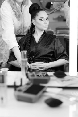 Bir güzellik salonunda profesyonel makyaj ve kuaförlük yaparken önemli bir role hazırlanan zarif bir aktris.