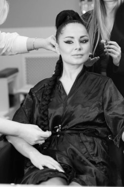 Bir güzellik salonunda profesyonel makyaj ve kuaförlük yaparken önemli bir role hazırlanan zarif bir aktris.