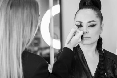 Bir güzellik salonunda profesyonel makyaj ve kuaförlük yaparken önemli bir role hazırlanan zarif bir aktris.