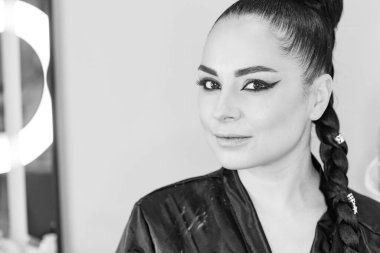 Bir güzellik salonunda profesyonel makyaj ve kuaförlük yaparken önemli bir role hazırlanan zarif bir aktris.