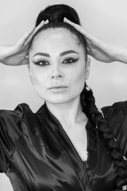 Bir güzellik salonunda profesyonel makyaj ve kuaförlük yaparken önemli bir role hazırlanan zarif bir aktris.