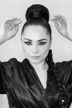 Bir güzellik salonunda profesyonel makyaj ve kuaförlük yaparken önemli bir role hazırlanan zarif bir aktris.