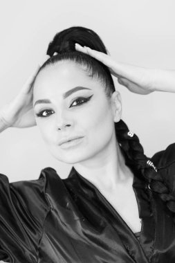 Bir güzellik salonunda profesyonel makyaj ve kuaförlük yaparken önemli bir role hazırlanan zarif bir aktris.