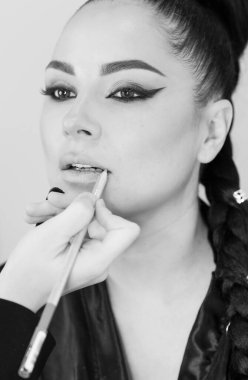 Bir güzellik salonunda profesyonel makyaj ve kuaförlük yaparken önemli bir role hazırlanan zarif bir aktris.