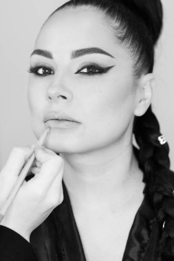 Bir güzellik salonunda profesyonel makyaj ve kuaförlük yaparken önemli bir role hazırlanan zarif bir aktris.