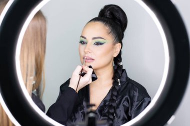 Bir güzellik salonunda profesyonel makyaj ve kuaförlük yaparken önemli bir role hazırlanan zarif bir aktris.