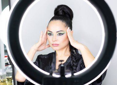 Bir güzellik salonunda profesyonel makyaj ve kuaförlük yaparken önemli bir role hazırlanan zarif bir aktris.