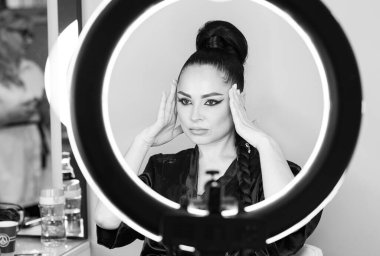 Bir güzellik salonunda profesyonel makyaj ve kuaförlük yaparken önemli bir role hazırlanan zarif bir aktris.