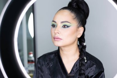 Bir güzellik salonunda profesyonel makyaj ve kuaförlük yaparken önemli bir role hazırlanan zarif bir aktris.