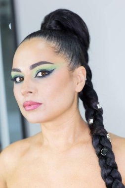 Bir güzellik salonunda profesyonel makyaj ve kuaförlük yaparken önemli bir role hazırlanan zarif bir aktris.