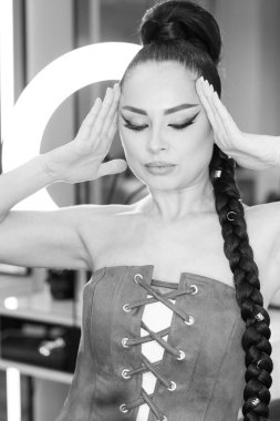 Bir güzellik salonunda profesyonel makyaj ve kuaförlük yaparken önemli bir role hazırlanan zarif bir aktris.