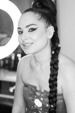 Bir güzellik salonunda profesyonel makyaj ve kuaförlük yaparken önemli bir role hazırlanan zarif bir aktris.