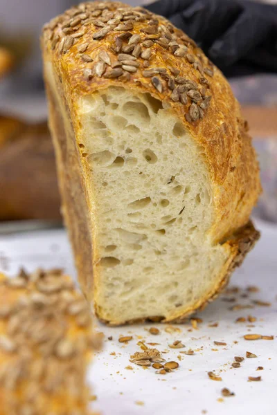 Evde küçük bir zanaatkar fırınından taze ekmek. Çeşitli türde çok sağlıklı ekşi ekmek ürünleri. 