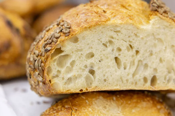 Evde küçük bir zanaatkar fırınından taze ekmek. Çeşitli türde çok sağlıklı ekşi ekmek ürünleri. 