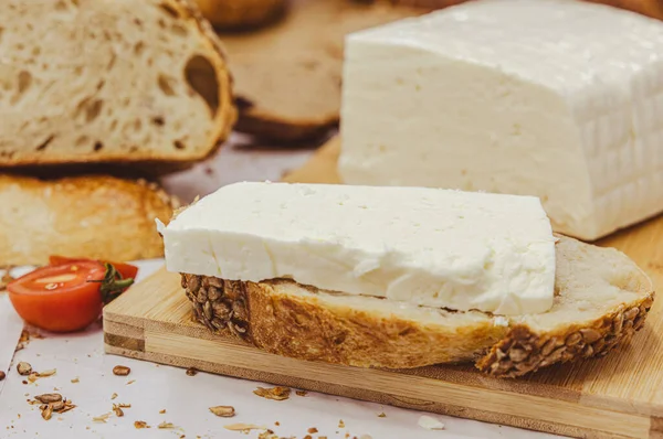 Tahta Kesme Tahtasındaki Taze Beyaz Peynir Bloğu.