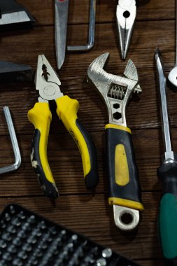 Profesyonel bina ve ev bakımı araçları kırsal ahşap arka planda sergileniyor. Ev geliştirme, tadilat, işçilik, atölye organizasyonu ve inşaat endüstrisi temel gereksinimleri.