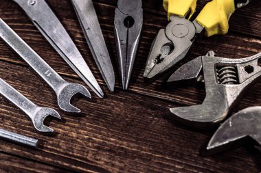 DIY, Bakım ve Geliştirme Projeleri için Pense, Cıvata, Çekiç, Makas ve Elektrik Bantlarını içeren Ev Yapılandırma ve Onarım Araçlarının Tamamı