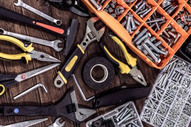 DIY, Bakım ve Geliştirme Projeleri için Pense, Cıvata, Çekiç, Makas ve Elektrik Bantlarını içeren Ev Yapılandırma ve Onarım Araçlarının Tamamı