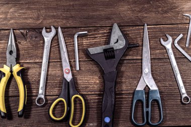 DIY, Bakım ve Geliştirme Projeleri için Pense, Cıvata, Çekiç, Makas ve Elektrik Bantlarını içeren Ev Yapılandırma ve Onarım Araçlarının Tamamı