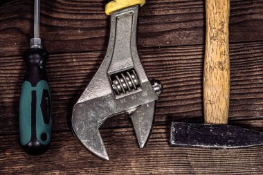 DIY, Bakım ve Geliştirme Projeleri için Pense, Cıvata, Çekiç, Makas ve Elektrik Bantlarını içeren Ev Yapılandırma ve Onarım Araçlarının Tamamı