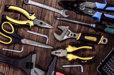 DIY, Bakım ve Geliştirme Projeleri için Pense, Cıvata, Çekiç, Makas ve Elektrik Bantlarını içeren Ev Yapılandırma ve Onarım Araçlarının Tamamı