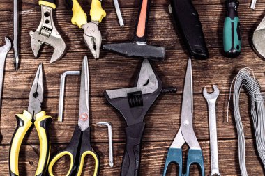 DIY, Bakım ve Geliştirme Projeleri için Pense, Cıvata, Çekiç, Makas ve Elektrik Bantlarını içeren Ev Yapılandırma ve Onarım Araçlarının Tamamı