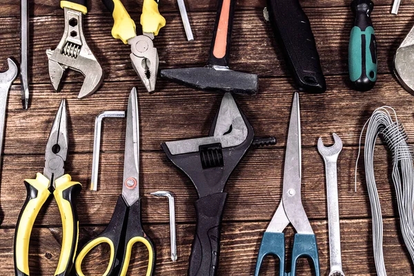 DIY, Bakım ve Geliştirme Projeleri için Pense, Cıvata, Çekiç, Makas ve Elektrik Bantlarını içeren Ev Yapılandırma ve Onarım Araçlarının Tamamı