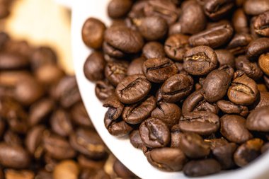 Modern Kahve Dükkanı 'nda Latte Art ile Profesyonel Barista Hazırlama Kapuçinosu, Buharda Süt Köpüğü ile Taze Demlenmiş Espresso.