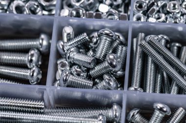 Ahşap bir arka planda düzenlenmiş ev yapımı ve onarım aletleri. Cilt, pense, civata, çekiç, makas, elektrik bandı ve DIY projeleri, ev geliştirme, yenileme, bakım ve atölye kavramları için gerekli el aletlerini içerir.