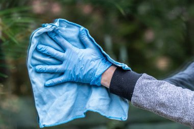Profesyonel temizlik işçisi çift camlı pencereleri mikrofiber bezle yıkıyor, yüksek kaliteli konut ve ticari temizlik hizmeti sunuyor. Pırıl pırıl, tertemiz bir son için kadın cam parlatıcısı. oda yönetimi kavramı,