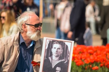 Ulyanovsk, Rusya - 9 Mayıs 2016: Ölümsüz alayın bir akrabasına portresi ile yaşlı bir adam