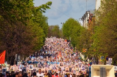 9 Mayıs 2016 üzerinde zafer günü geçit töreni. Ölümsüz alayı. 9 Mayıs 2016 Ulyanovsk City, Rusya Federasyonu.