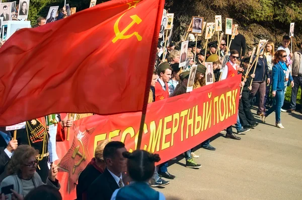 Desfile en el Día de la Victoria el 9 de mayo de 2016. Regimiento inmortal. 9 de mayo de 2016 en Ulyanovsk, Rusia . — Foto de Stock