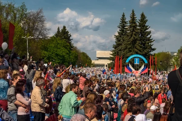 9 Mayıs 2016 üzerinde zafer günü geçit töreni. Ölümsüz alayı. 9 Mayıs 2016 Ulyanovsk City, Rusya Federasyonu.