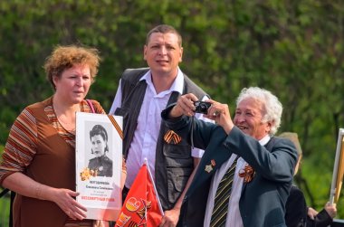 Ulyanovsk, Rusya Federasyonu - 9 Mayıs 2016: İnsanlar ölümsüz alay alay için bekliyor