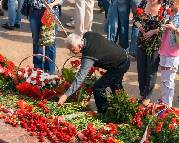 Ulyanovsk, Ryssland - 9 maj 2016: Människor med blommor på den eviga elden. — Stockfoto