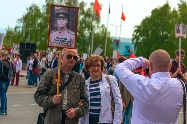 Ulyanovsk, Ryssland - 9 maj 2016: Människor efter mars odödliga regementet — Stockfoto